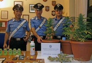 I carabinieri con il materiale sequestrato