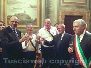Il brindisi tra Letta, Grasso, Michelini e i facchini