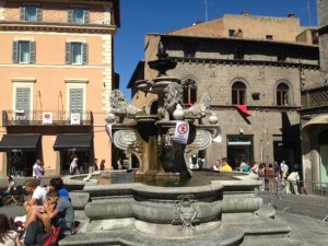 Interdetta anche la fontana di piazza delle Erbe