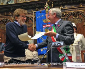Il sindaco consegna a Proietti il riconoscimento