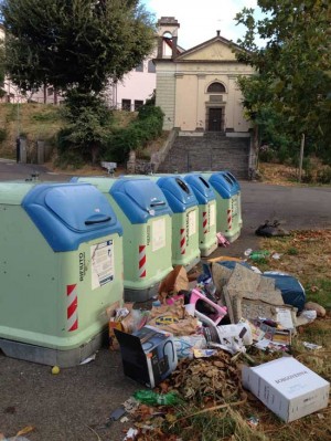 Cassonetti pieni e rifiuti a terra 