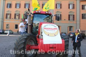 Trattore Coldiretti a piazza del Comune per la vittoria di Michelini
