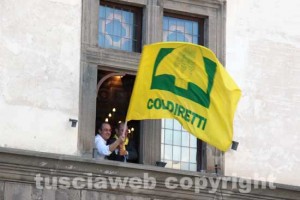 Bandiera Coldiretti sventola a palazzo dei Priori il giorno della vittoria di Michelini
