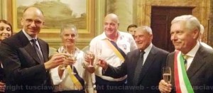 Il brindisi tra Letta, Grasso, il sindaco Michelini e i facchini