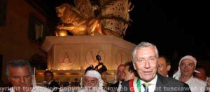 Il sindaco Leonardo Michelini sotto Fiore del cielo