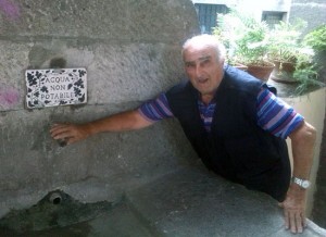 Il nonno di Leonardo Bonucci con la targa al lavatoio di Pianoscarano