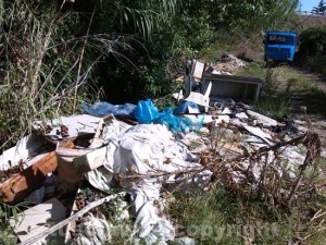 Una discarica sulla via Francigena