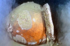 Uno degli otri trovati sui fondali del lago di Bolsena