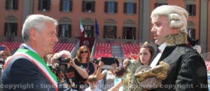 Il momento della consegna della mazza argentea