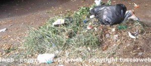 L'immondizia ammucchiata e ammassata nel parcheggio di Bagnaia