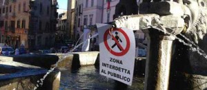 Cartelli sulla Fontana grande per non far salire il pubblico in attesa della macchina di Santa Rosa