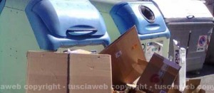 I cartoni accanto ai secchi dell'immondizia