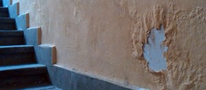 Il muro già rovinato nel sottopasso di via Marconi