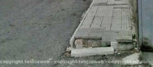 Il marciapiedi rotto in via della Palazzina