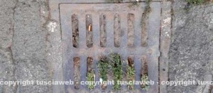 I tombini otturati a Tuscania in via Piansano