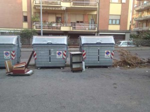 Rifiuti in via Nino Bixio