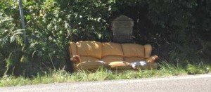 Il divano abbandonato sulla Cimina
