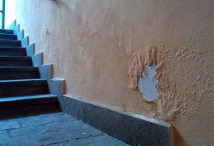 Il muro già rovinato nel sottopasso di via Marconi