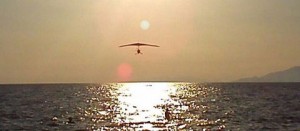 Icaro sul mare al tramonto