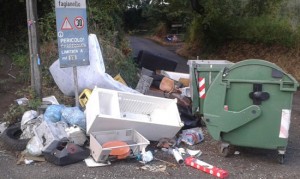 Rifiuti ammassati in periferia