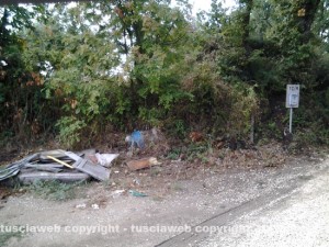 Discarica a cielo aperto a Pian del Cerro