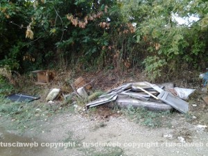 Discarica a cielo aperto a Pian del Cerro