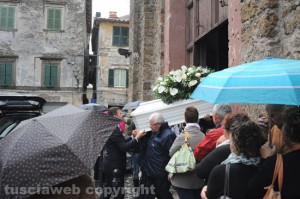 Il funerale di Ambra Serra e del figlioletto Mirko Guadagno