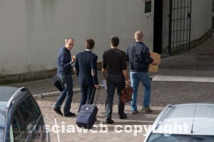 L'autopsia al cimitero - A sinistra il medico legale Giorgio Bolino