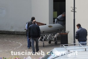 L'arrivo del feretro al cimitero