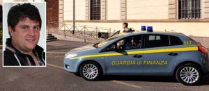 La guardia di finanza. Nel riquadro: Alessio Sacconi