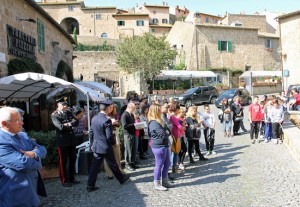La cerimonia di inaugurazione delle fontane restaurate a Tuscania