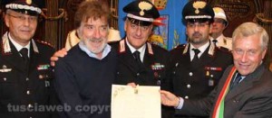Gigi Proietti con il sindaco Michelini e i carabinieri viterbes