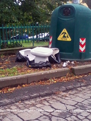 I sanitari abbandonati in via santa Maria in Silice