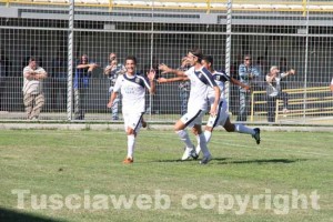 L'esultanza dopo il primo gol della Viterbese