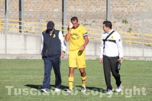 David De Paolis esce dal campo con il ghiaccio