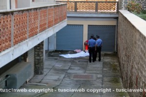 I carabinieri con il corpo della donna