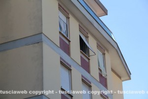 La finestra dalla quale sarebbe precipitata la signora