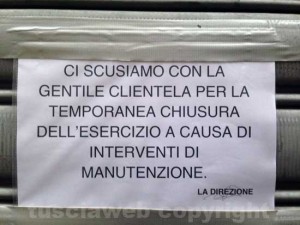 Il cartello affisso sulla saracinesca di Schenardi
