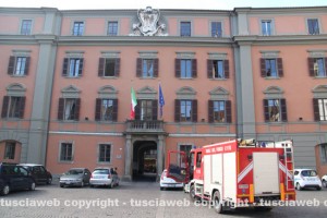 I vigili del fuoco in protesta sotto la Prefettura