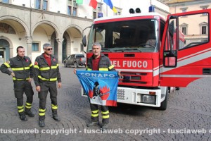 Gianluca Cannone del Conapo con altri vigili del fuoco