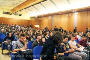 Gli studenti delle superiori all'inaugurazione del Disucom
