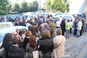 La folla ai funerali