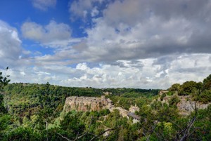 Il borgo di Calcata nel parco del Treja