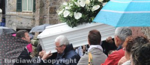 Il funerale di Ambra Serra e del figlioletto Mirko Guadagno
