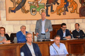Il sindaco Mazzola durante l'intervento di apertura del consiglio