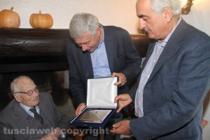 Il sindaco Michelini e l'assessore l'assessore Ricci consegnano la targa del comune a Pietro Chiodo