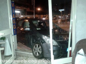 Incidente in via Monte Bianco- L'auto che ha sfondato la vetrina dell'agenzia di viaggi