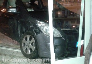 Incidente in via Monte Bianco- L'auto che ha sfondato la vetrina dell'agenzia di viaggi