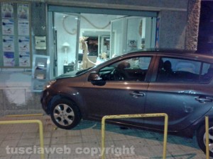 Incidente in via Monte Bianco- L'auto che ha sfondato la vetrina dell'agenzia di viaggi