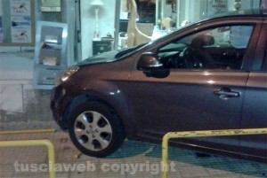 Incidente in via Monte Bianco- L'auto che ha sfondato la vetrina dell'agenzia di viaggi
